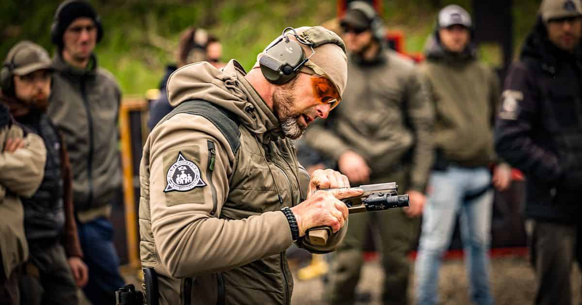 Pištoľ 3: Závady a kontakty zo strán